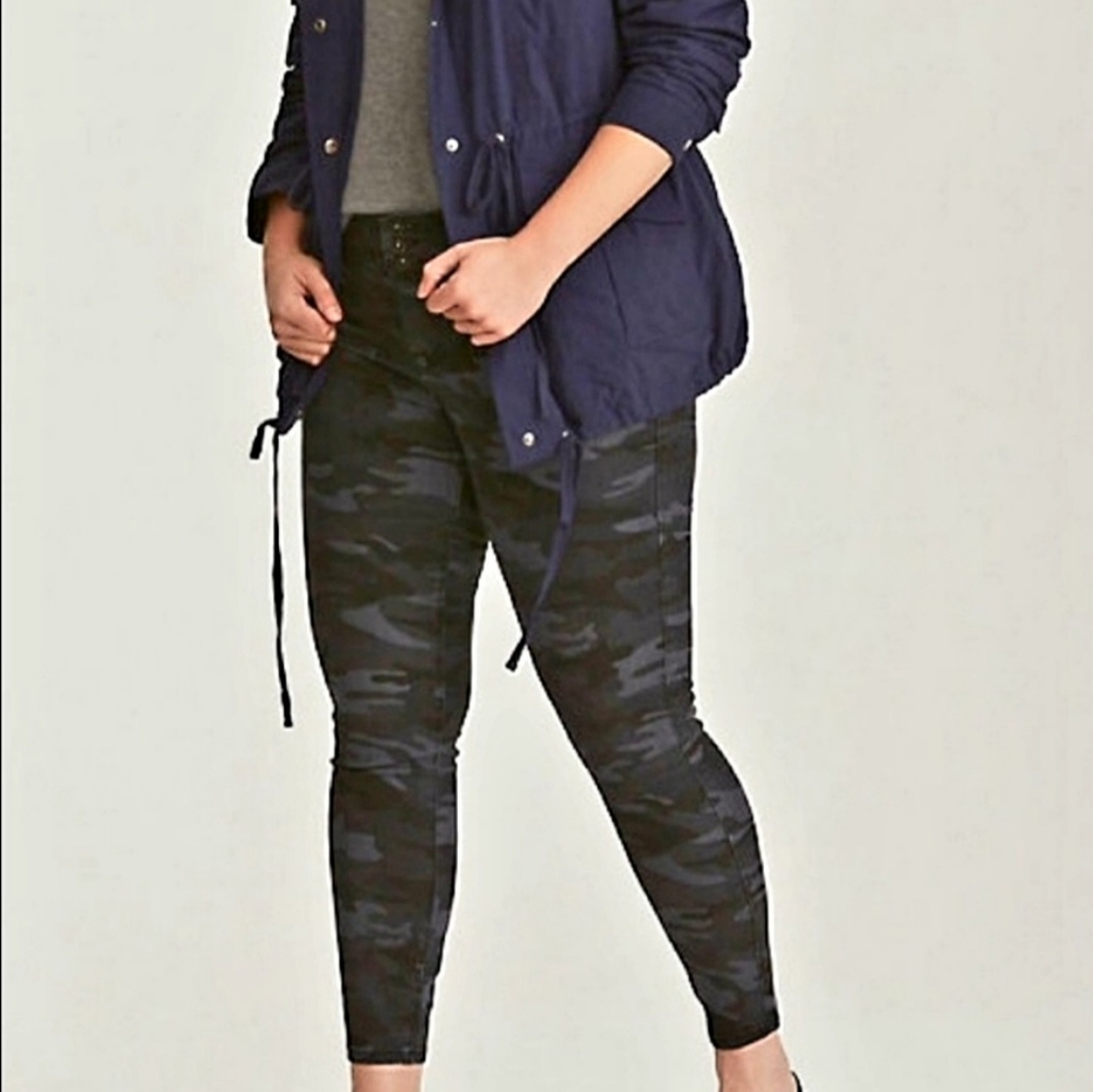 TORRID JEGGING BLACK CAMO PRINT.